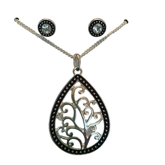 SILVERTONE WITH BLACK DETAIL 3 pc NECKLACE SET - Picture 1 of 3